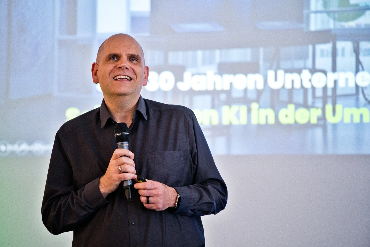 Markus Neubauer als Speaker auf der Bühne